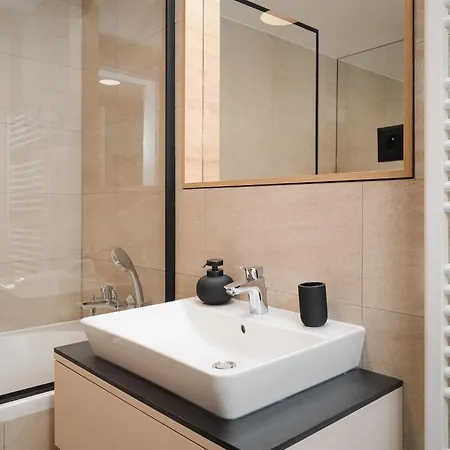 Good Vibe Near Metro - Garage, Air-conditioning, Vinyl Player Apartament Praga